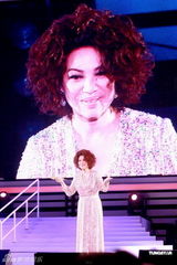 组图：蔡琴宝刀不老香港开唱 服装抢眼红袍闪金光