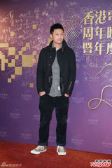 组图：章子怡火红包身裙挽手梁朝伟 宗师夺4奖