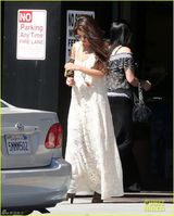 组图：赛琳娜长发披肩 优雅白色长裙出街