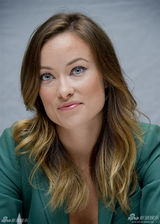 组图：休杰克曼领衔拍写真 奥利维亚露迷人笑容