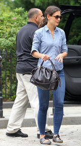 组图：凯蒂-赫尔姆斯带苏瑞玩耍显露母爱