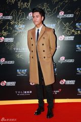 组图：微博之夜红毯 陈坤微笑亮相帅气有型