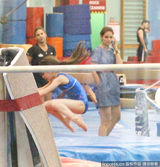 组图：苏瑞练体操玩高难度动作 凯蒂打电话业务繁忙