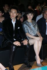 组图：孙俪浅灰套装现身上海 头排看秀气质优雅