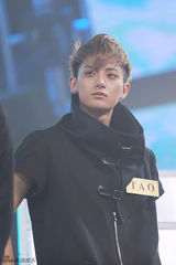 组图：EXO录制节目 12个大男孩儿既帅且萌