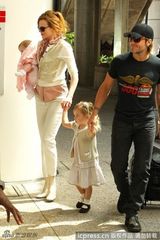 组图：妮可-基德曼全家出行乐融融 小女儿首露面