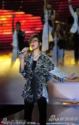 组图：第26届金鹰奖闭幕式周笔畅现场献唱