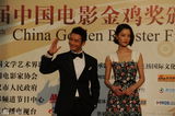 组图：黄晓明携杜鹃着黑色西装亮相闭幕红毯