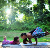 组图：36岁辣妈与可爱女儿同练瑜伽温馨引追捧