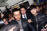 组图：金秀贤抵台全程微笑 媒体粉丝疯狂围堵