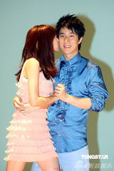 高清图：房祖名为新歌拍摄MV 与美女搂抱跳踢踏舞