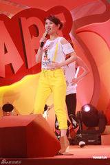 组图：李克勤郑欣宜开唱 鼓励年青人追梦