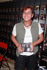 组图：谭咏麟为个唱彩排练歌致声音沙哑