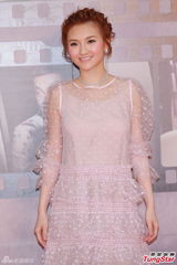 组图：林欣彤粉红薄纱短裙现身金像奖红毯