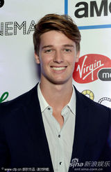 组图：莉莉亮相《作家们》首映 施瓦辛格儿子帅气