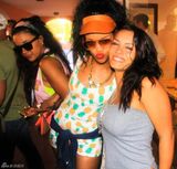 组图：蕾哈娜曝光海边度假照 比基尼秀性感身材