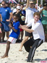组图：哈里王子巴西海滩打排球 与孩子们嬉闹