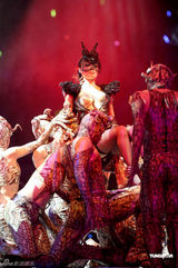 组图：容祖儿香港红馆开唱 与舞伴亲密不尴尬