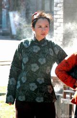 组图：孙菲菲民国造型 古典美女变豪爽关东妞