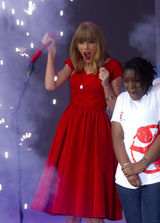 组图：泰勒-斯威夫特红装伦敦开唱 抱红吉他high翻天