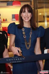 组图：英国首相夫人香港剪裁时尚动人