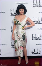 组图：水果姐穿花裙现身风尚大典 半裸性感香肩