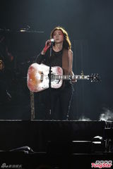 组图：陈绮贞演唱会男友现身 豪放上演女女舌吻