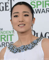 巩俐白裙女神范挽里维斯开奖 与陈哲艺热聊(图)