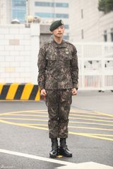 独家高清：Rain退伍行军礼哽咽 多国粉丝迎接