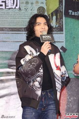 组图：萧敬腾亮相签书会长发飘飘 粉丝挤爆现场