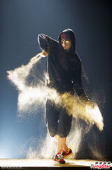 组图：吴建豪6月发新专辑 洒金粉秀功夫舞蹈