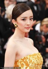 组图：杨幂陈廷嘉助阵《锈与骨》 单色礼服华美大方