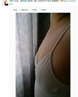 组图：微博平胸大赛走红 妹子胸部被当鼠标垫