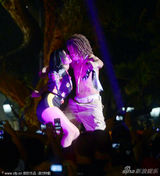 组图：凯蒂-佩里开唱狂抖性感大腿 和猛男贴身调情