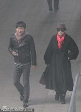 组图：郝蕾机场揉肚疑怀孕 男友体贴相伴