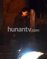 组图：李湘素面朝天做美甲