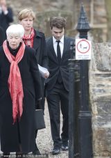 组图：格里菲斯葬礼举行 丹尼尔低调悼念