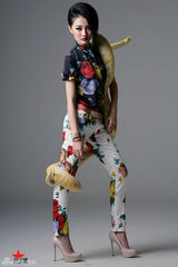 组图：徐璐拍红唇贺岁大片 戏蛇图上演危险诱惑