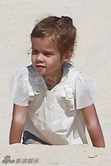 组图：杰西卡-阿尔芭携一双可爱女儿海滩玩耍