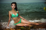 组图：世界旅游小姐展示泳装 胴体披浪激情四射