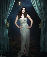 组图：埃米-罗森着长裙大玩熟女时尚风范