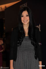 组图：官恩娜等众星出席活动 周汶锜大秀美背美腿