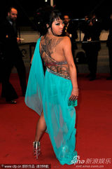 组图：日本女星狂野掀裙摆不惧裸露