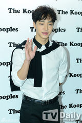 组图：BEAST李起光龙俊亨潮装出席时尚活动