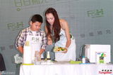 组图：司马燕同丈夫儿子参加活动 烹制美食