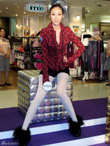 组图：庄思敏性感走秀抢镜 担心被偷拍做好打底工作