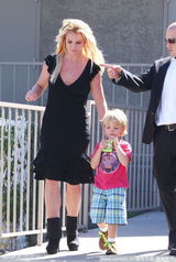 组图：小甜甜大露背幼儿园外接爱子上演天伦秀