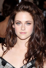 高清图：克里斯汀-斯图尔特撞色裙装亮相搭潮鞋