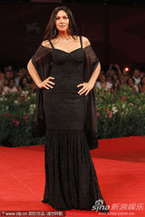 组图：《炎夏》发布会 贝鲁奇裹身黑裙秀玲珑曲线