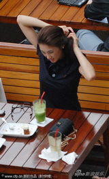 组图：张雨绮喝下午茶与头发“纠结”良久 